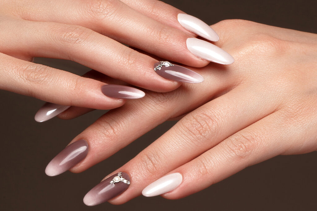 Uñas ombré esmaltadas con aplicaciones 3D